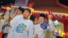 Bupati Sumenep Achmad Fauzi Wongsojudo dan Kepala Bappeda Sumenep saat mengabadikan momen kebersamaan di Stan Bappeda dalam Pameran Pembangunan MNV 2026.