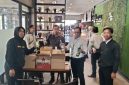 Satresnarkoba Polresta Sumenep saat menggelar razia dan mengamankan 48 botol minuman beralkohol di Cafe Lotus, Senin (7/9/2026).