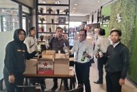 Satresnarkoba Polresta Sumenep saat menggelar razia dan mengamankan 48 botol minuman beralkohol di Cafe Lotus, Senin (7/9/2026).