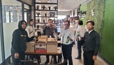 Satresnarkoba Polresta Sumenep saat menggelar razia dan mengamankan 48 botol minuman beralkohol di Cafe Lotus, Senin (7/9/2026).