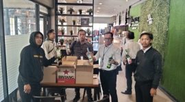 Satresnarkoba Polresta Sumenep saat menggelar razia dan mengamankan 48 botol minuman beralkohol di Cafe Lotus, Senin (7/9/2026).