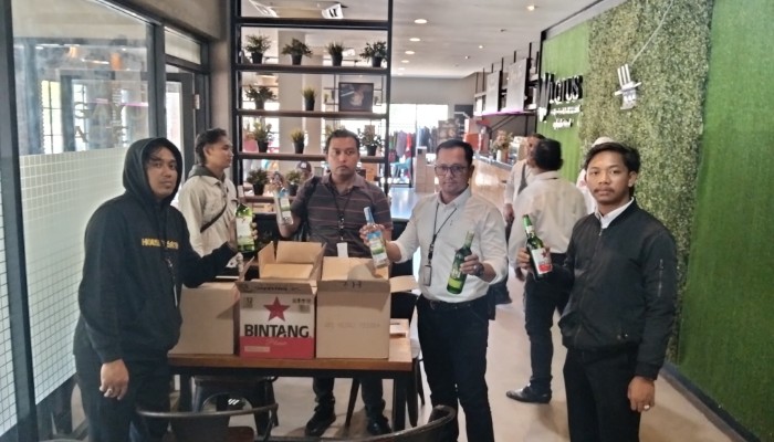 Satresnarkoba Polresta Sumenep saat menggelar razia dan mengamankan 48 botol minuman beralkohol di Cafe Lotus, Senin (7/9/2026).