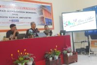 Narasumber bersama jajaran guru dan siswa SMKN 1 Kalianget saat mengikuti FGD Penguatan Manajemen Bengkel dan Budaya Kerja Industri Program Keahlian DPIB dan DKV, Kamis (10/9/2026).