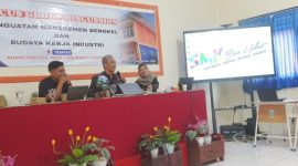 Narasumber bersama jajaran guru dan siswa SMKN 1 Kalianget saat mengikuti FGD Penguatan Manajemen Bengkel dan Budaya Kerja Industri Program Keahlian DPIB dan DKV, Kamis (10/9/2026).