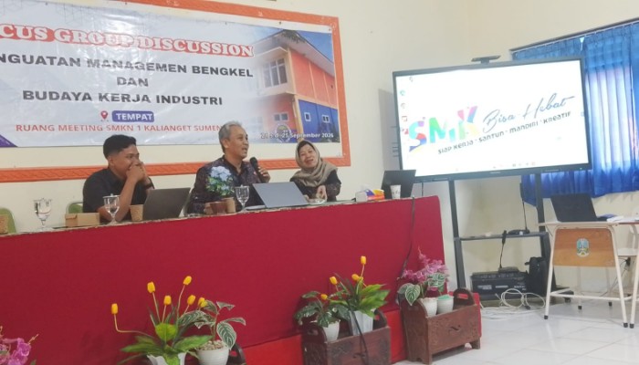 Narasumber bersama jajaran guru dan siswa SMKN 1 Kalianget saat mengikuti FGD Penguatan Manajemen Bengkel dan Budaya Kerja Industri Program Keahlian DPIB dan DKV, Kamis (10/9/2026).