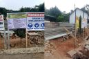 Pengumuman proyek resmi dari Dinas Pendidikan Wilayah IV Provinsi Jawa Barat dan poster imbauan penggunaan Alat Pelindung Diri (APD).
