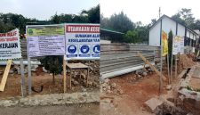 Pengumuman proyek resmi dari Dinas Pendidikan Wilayah IV Provinsi Jawa Barat dan poster imbauan penggunaan Alat Pelindung Diri (APD).