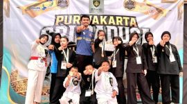 Atlet Perisai Diri Purnawarman Club berfoto bersama usai mengikuti Purwakarta Sribaduga Championship 2026. Sebanyak 12 atlet yang diturunkan berhasil meraih 5 medali emas dan 7 medali perak.