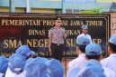 Kapolresta Sumenep Kombes Pol Ariek Indra Sentanu saat menjadi inspektur upacara di SMAN 1 Sumenep dalam kegiatan upacara serentak dan penyuluhan Kamtibmas bagi pelajar, Senin (14/9/2026).