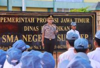 Kapolresta Sumenep Kombes Pol Ariek Indra Sentanu saat menjadi inspektur upacara di SMAN 1 Sumenep dalam kegiatan upacara serentak dan penyuluhan Kamtibmas bagi pelajar, Senin (14/9/2026).
