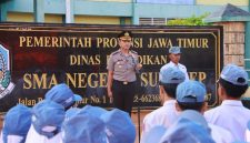 Kapolresta Sumenep Kombes Pol Ariek Indra Sentanu saat menjadi inspektur upacara di SMAN 1 Sumenep dalam kegiatan upacara serentak dan penyuluhan Kamtibmas bagi pelajar, Senin (14/9/2026).