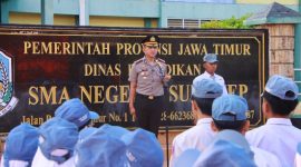 Kapolresta Sumenep Kombes Pol Ariek Indra Sentanu saat menjadi inspektur upacara di SMAN 1 Sumenep dalam kegiatan upacara serentak dan penyuluhan Kamtibmas bagi pelajar, Senin (14/9/2026).
