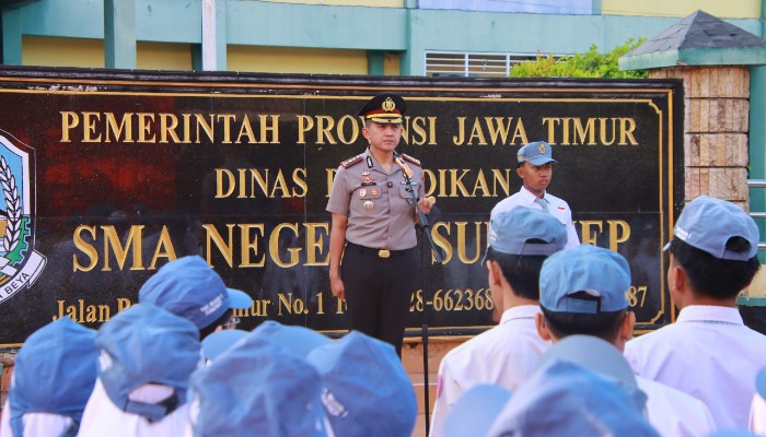 Kapolresta Sumenep Kombes Pol Ariek Indra Sentanu saat menjadi inspektur upacara di SMAN 1 Sumenep dalam kegiatan upacara serentak dan penyuluhan Kamtibmas bagi pelajar, Senin (14/9/2026).