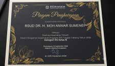 Piagam Penghargaan BPJS Kesehatan kepada RSUD dr. H. Moh. Anwar Sumenep.