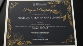 Piagam Penghargaan BPJS Kesehatan kepada RSUD dr. H. Moh. Anwar Sumenep.