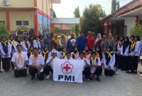 Anggota PMR WIRA Unit SMKN 1 Kalianget bersama civitas akademika usai mengikuti rangkaian peringatan HUT PMI ke-81 di lingkungan sekolah.