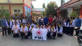 Anggota PMR WIRA Unit SMKN 1 Kalianget bersama civitas akademika usai mengikuti rangkaian peringatan HUT PMI ke-81 di lingkungan sekolah.