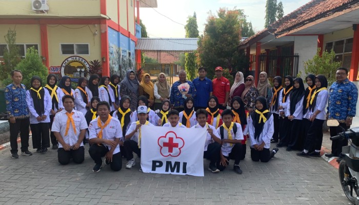 Anggota PMR WIRA Unit SMKN 1 Kalianget bersama civitas akademika usai mengikuti rangkaian peringatan HUT PMI ke-81 di lingkungan sekolah.