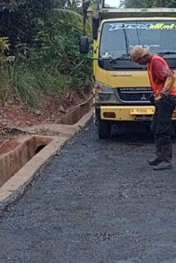 Jalan Lingkungan Desa Cigelam Mulai Diperbaiki, Warga Rasakan Manfaatnya