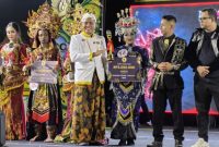 Para peserta Madura Ethnic Carnival (MEC) 2026 saat mengikuti rangkaian parade di kawasan Keraton Sumenep, Sabtu (19/9/2026). Dewan juri kemudian menetapkan enam pemenang pada kategori pelajar dan enam pemenang pada kategori umum.