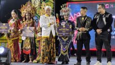 Para peserta Madura Ethnic Carnival (MEC) 2026 saat mengikuti rangkaian parade di kawasan Keraton Sumenep, Sabtu (19/9/2026). Dewan juri kemudian menetapkan enam pemenang pada kategori pelajar dan enam pemenang pada kategori umum.