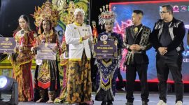Para peserta Madura Ethnic Carnival (MEC) 2026 saat mengikuti rangkaian parade di kawasan Keraton Sumenep, Sabtu (19/9/2026). Dewan juri kemudian menetapkan enam pemenang pada kategori pelajar dan enam pemenang pada kategori umum.