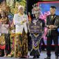 Para peserta Madura Ethnic Carnival (MEC) 2026 saat mengikuti rangkaian parade di kawasan Keraton Sumenep, Sabtu (19/9/2026). Dewan juri kemudian menetapkan enam pemenang pada kategori pelajar dan enam pemenang pada kategori umum.