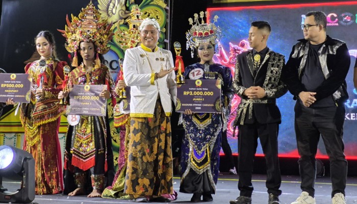 Para peserta Madura Ethnic Carnival (MEC) 2026 saat mengikuti rangkaian parade di kawasan Keraton Sumenep, Sabtu (19/9/2026). Dewan juri kemudian menetapkan enam pemenang pada kategori pelajar dan enam pemenang pada kategori umum.