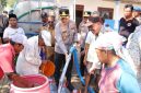 Kapolresta Sumenep Kombes Pol Ariek Indra Sentanu turun langsung menyerahkan bantuan air bersih kepada warga terdampak kekeringan di Dusun Marang, Desa Larangan Barma, Kecamatan Batuputih.