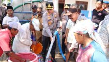 Kapolresta Sumenep Kombes Pol Ariek Indra Sentanu turun langsung menyerahkan bantuan air bersih kepada warga terdampak kekeringan di Dusun Marang, Desa Larangan Barma, Kecamatan Batuputih.