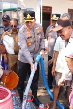 Kapolresta Ariek Turun Langsung Salurkan Bantuan Air Bersih ke Warga Batuputih