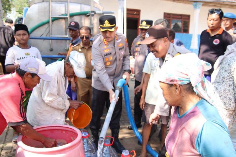 Kapolresta Sumenep Kombes Pol Ariek Indra Sentanu turun langsung menyerahkan bantuan air bersih kepada warga terdampak kekeringan di Dusun Marang, Desa Larangan Barma, Kecamatan Batuputih.