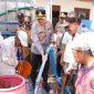 Kapolresta Sumenep Kombes Pol Ariek Indra Sentanu turun langsung menyerahkan bantuan air bersih kepada warga terdampak kekeringan di Dusun Marang, Desa Larangan Barma, Kecamatan Batuputih.