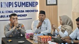 Ketua DPD KNPI Sumenep Khairul Umam bersama Kapolresta Sumenep Kombes Pol Ariek Indra Sentanu dalam agenda silaturahim dan dialog terkait sejumlah persoalan daerah, termasuk galian C, rokok ilegal, lingkungan, serta penguatan sinergi antarpimpinan daerah.