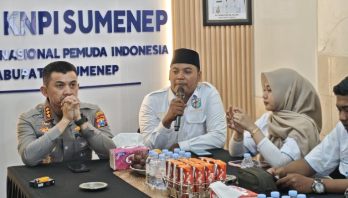 Ketua DPD KNPI Sumenep Khairul Umam bersama Kapolresta Sumenep Kombes Pol Ariek Indra Sentanu dalam agenda silaturahim dan dialog terkait sejumlah persoalan daerah, termasuk galian C, rokok ilegal, lingkungan, serta penguatan sinergi antarpimpinan daerah.