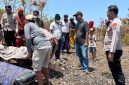 Petugas Polsek Bluto melakukan penanganan di lokasi setelah seorang perempuan ditemukan meninggal dunia di area tanah tegal Dusun Aengnyior, Desa Lobuk, Kecamatan Bluto, Sumenep.