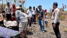Petugas Polsek Bluto melakukan penanganan di lokasi setelah seorang perempuan ditemukan meninggal dunia di area tanah tegal Dusun Aengnyior, Desa Lobuk, Kecamatan Bluto, Sumenep.