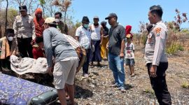 Petugas Polsek Bluto melakukan penanganan di lokasi setelah seorang perempuan ditemukan meninggal dunia di area tanah tegal Dusun Aengnyior, Desa Lobuk, Kecamatan Bluto, Sumenep.