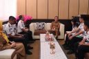 Kepala Rutan Kelas IIB Kraksaan Galih Setiyo Nugroho bersama Kepala Dinkes Kabupaten Probolinggo dr. Hariawan Dwi Tamtomo saat melakukan koordinasi penguatan layanan kesehatan warga binaan.