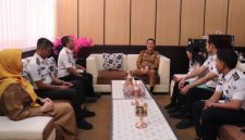 Kepala Rutan Kelas IIB Kraksaan Galih Setiyo Nugroho bersama Kepala Dinkes Kabupaten Probolinggo dr. Hariawan Dwi Tamtomo saat melakukan koordinasi penguatan layanan kesehatan warga binaan.