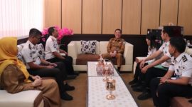 Kepala Rutan Kelas IIB Kraksaan Galih Setiyo Nugroho bersama Kepala Dinkes Kabupaten Probolinggo dr. Hariawan Dwi Tamtomo saat melakukan koordinasi penguatan layanan kesehatan warga binaan.