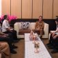 Kepala Rutan Kelas IIB Kraksaan Galih Setiyo Nugroho bersama Kepala Dinkes Kabupaten Probolinggo dr. Hariawan Dwi Tamtomo saat melakukan koordinasi penguatan layanan kesehatan warga binaan.