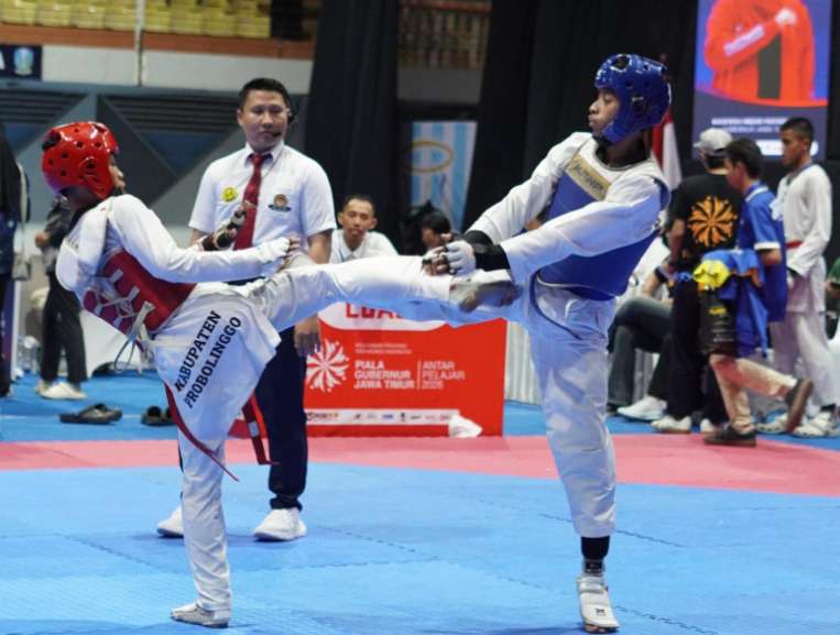 Salah satu aksi yang dilakukan oleh atlet taekwondo Kabupaten Probolinggo dalam Kejurprov Taekwondo Indonesia Piala Gubernur Jawa Timur Antar Pelajar 2026. (Foto : TI)