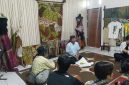 Owner Batik Tulis Ronggo Mukti Mahrus Ali saat menerima kunjungan mahasiswa dari Jepang, Malaysia dan ITS. (Foto : Ronggo Mukti)
