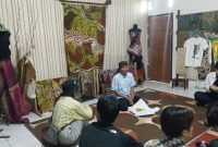 Owner Batik Tulis Ronggo Mukti Mahrus Ali saat menerima kunjungan mahasiswa dari Jepang, Malaysia dan ITS. (Foto : Ronggo Mukti)