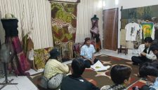 Owner Batik Tulis Ronggo Mukti Mahrus Ali saat menerima kunjungan mahasiswa dari Jepang, Malaysia dan ITS. (Foto : Ronggo Mukti)
