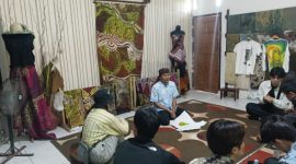 Owner Batik Tulis Ronggo Mukti Mahrus Ali saat menerima kunjungan mahasiswa dari Jepang, Malaysia dan ITS. (Foto : Ronggo Mukti)