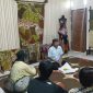 Owner Batik Tulis Ronggo Mukti Mahrus Ali saat menerima kunjungan mahasiswa dari Jepang, Malaysia dan ITS. (Foto : Ronggo Mukti)