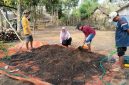 Pencampuran bahan kotoran ternak kambing, molase dan dekomposer dengan penambahan air sampai lembab. (Foto : POPT Perkebunan)