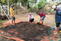 Pencampuran bahan kotoran ternak kambing, molase dan dekomposer dengan penambahan air sampai lembab. (Foto : POPT Perkebunan)
